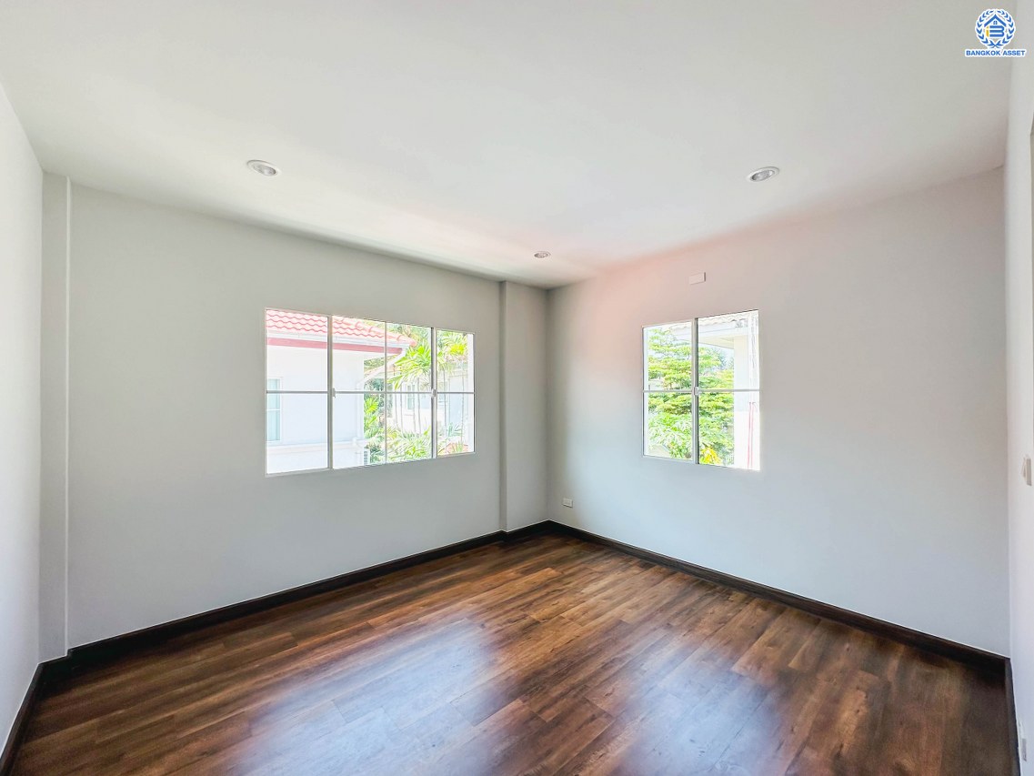 บ้านมือสองตกแต่งใหม่ โครงการ ชัยพฤกษ์ บางบัวทอง บ้านเดี่ยวจากแบรนด์ LH เนื้อที่ 83.2 ตร.ว. ฟังก์ชัน 3 ห้องนอน 3 ห้องน้ำ 1 ห้องอเนกประสงค์ จอดรถได้ 2 คัน พร้อม Facilities ครบครัน บนทำเลเดินทางสะดวก ติดถนนบางกรวย-ไทรน้อย ใกล้เซ็นทรัลเวสต์เกต และรถไฟฟ้าสายสีม่วง "สถานีบางพลู"